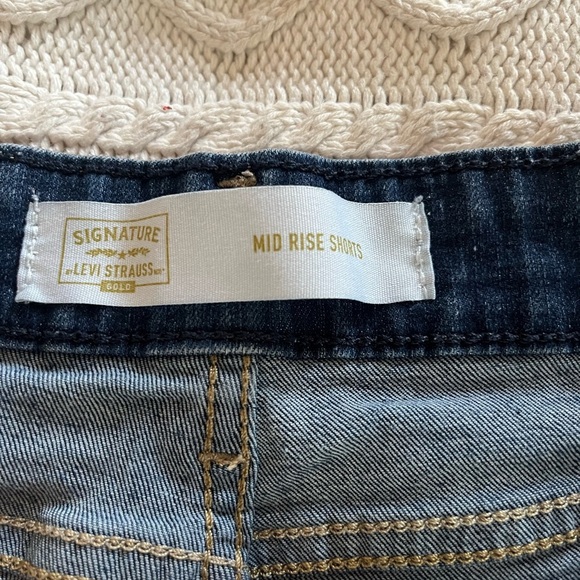 Levi’s Signature denim Distressed Medium Wash Cuffed Jean Shorts Size 24 Plus - Picture 14 of 16